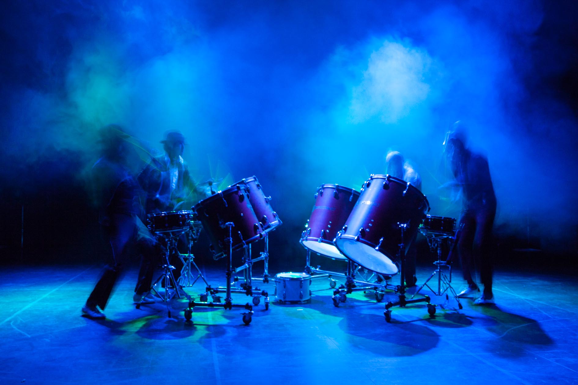 Les quatre percussionnistes en mouvement autour des tambours de Drumblebee