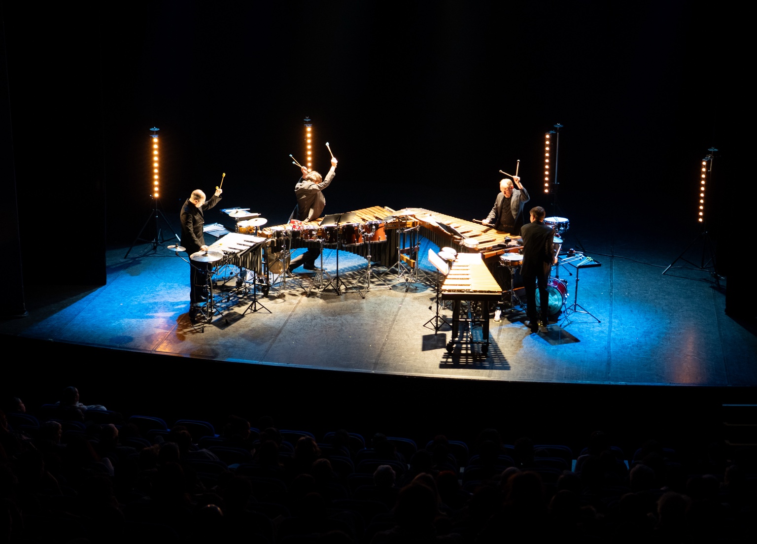 Percussionnistes en action dans Kromoritmos