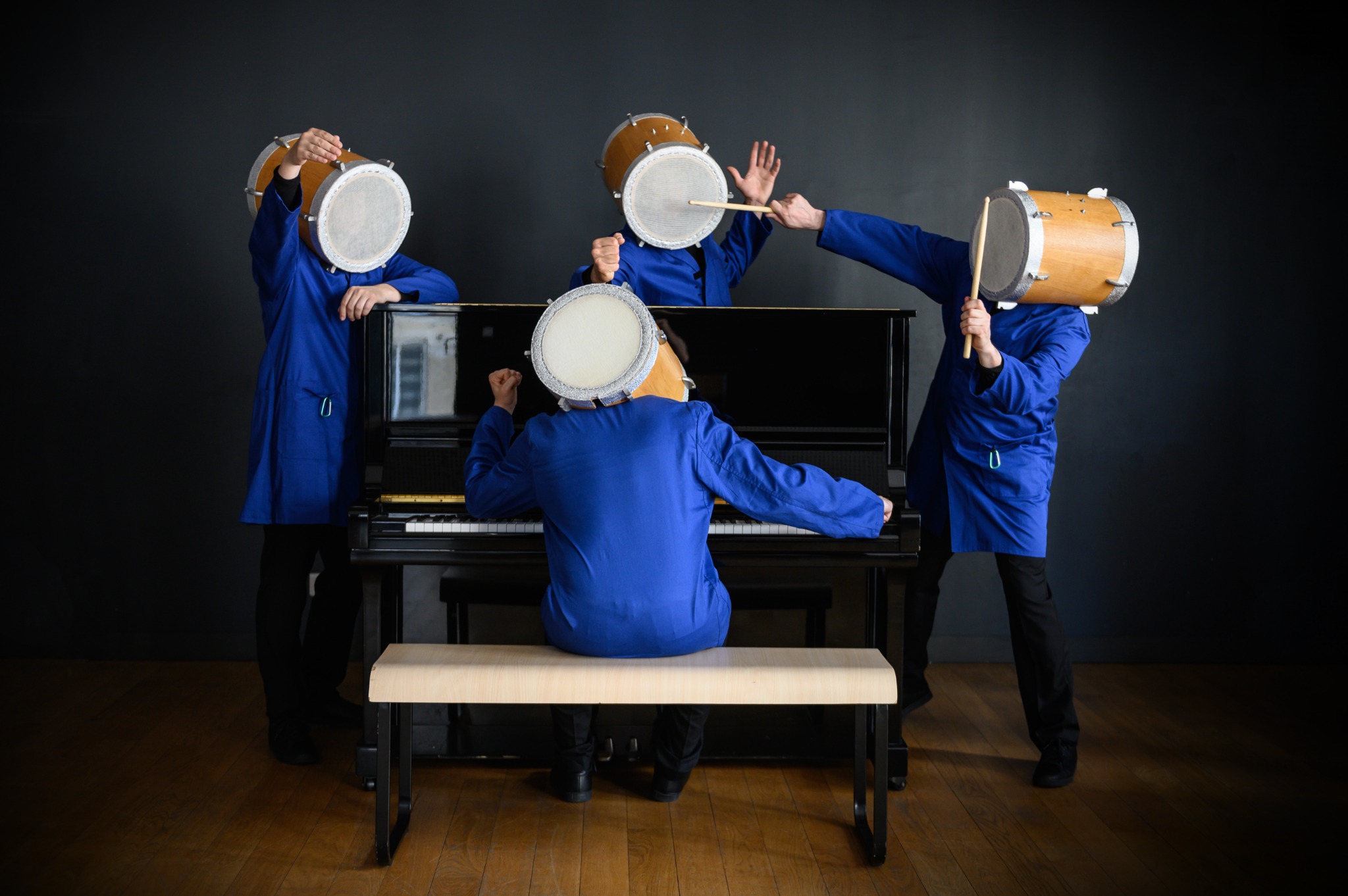 Quatuor Beat en bleu autour d’un piano et de tambours